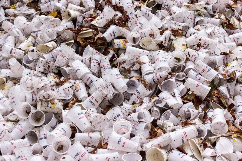 Stapel von Einweg-Kunststoffbechern als Beispiel für vermeidbaren Plastikmüll