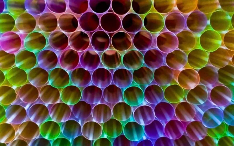 Bunte Kunststofftrinkhalme als Beispiel für Einwegprodukte und die Debatte über Umweltversprechen